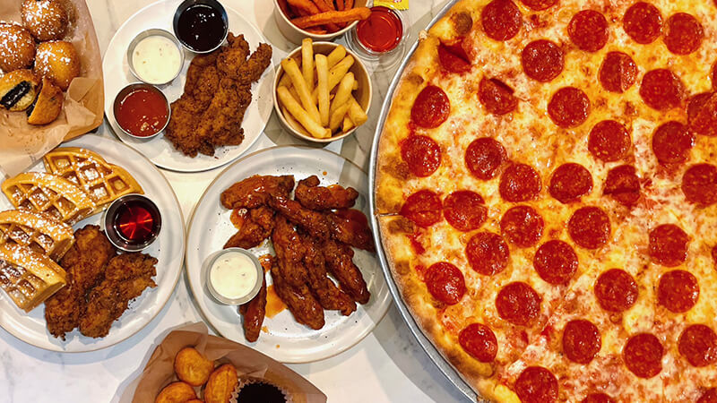 ニューヨークピザをアメリカ・NY発祥のサイドメニュー(ワッフルチキン、フライドオレオなど)と一緒にどうぞ